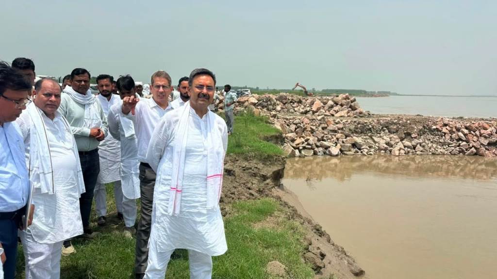 Assembly Speaker Harvinder Kalyan inspected the ongoing flood protection work on the Yamuna River embankment